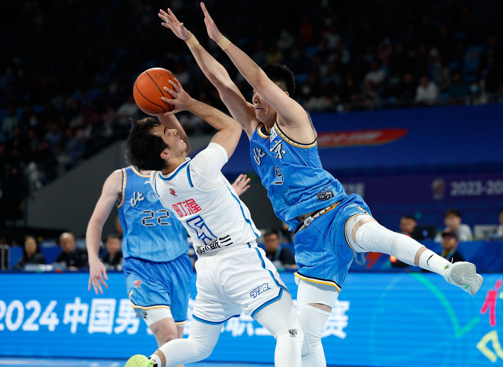 cbα常规赛1个队打几场