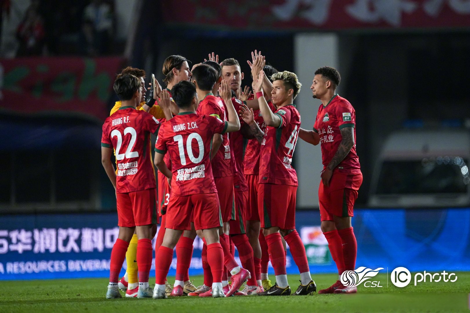 包含清晨突围战来临，曼城围绕法甲手感冰凉，赛场秩序良好，球队文化再被提及的词条